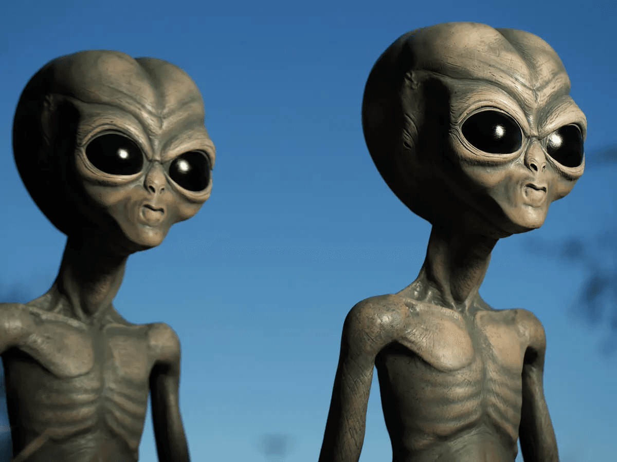 Two Aliens meme template image.