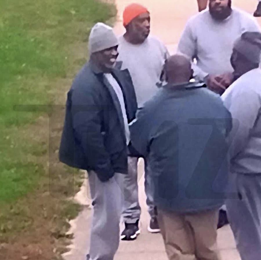 Diddy chatting with fellow inmates in Prison