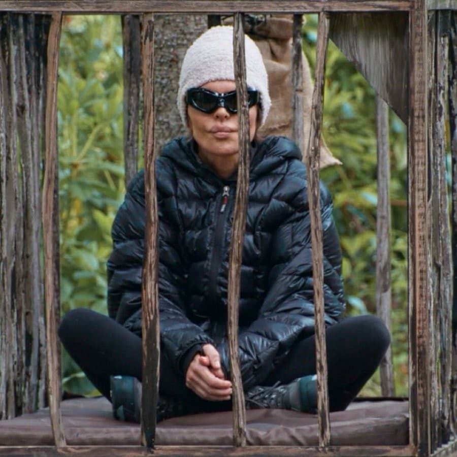 Lisa Rinna sitting in the cage "The Traitors S4"