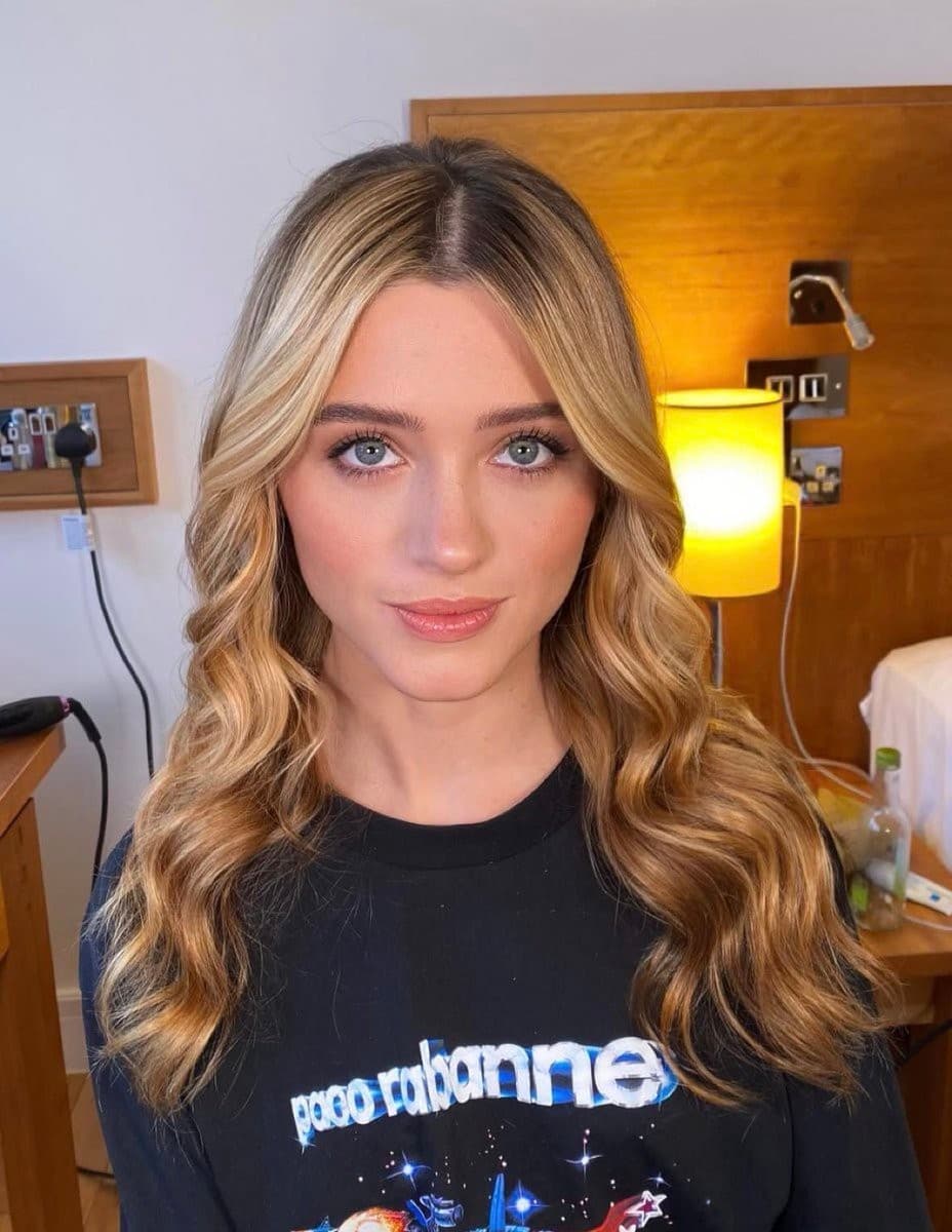 Natalia Dyer looking at you Meme Template