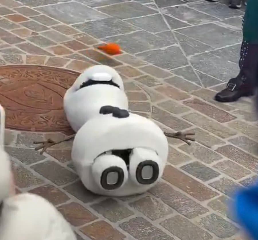 Olaf fallen in Disneyland Paris