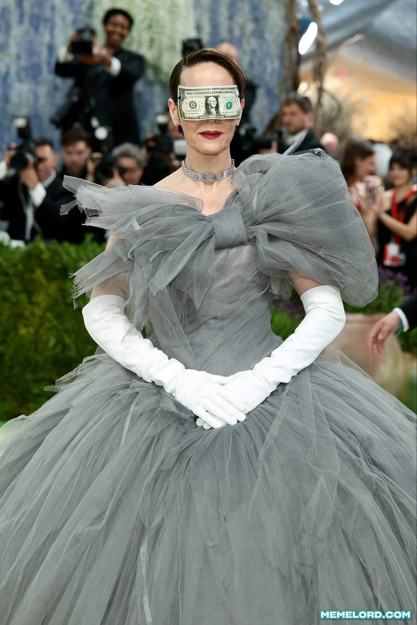 Sarah Paulson wearing a money blindfold at the 2026 MetGala meme template