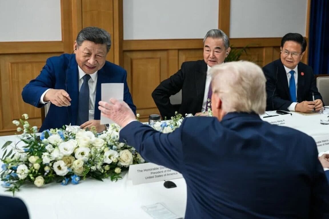 Trump showing a document to Xi Jinping