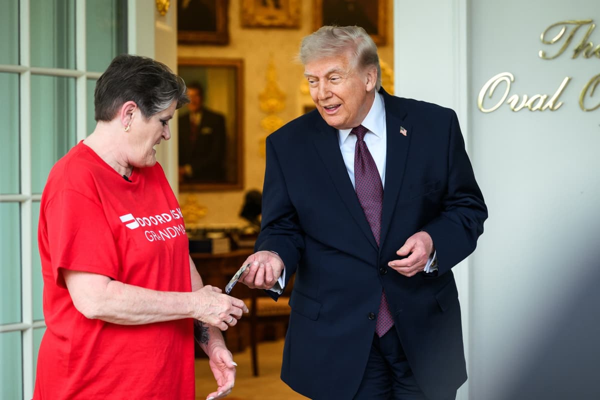 Trump tipping DoorDash driver meme template