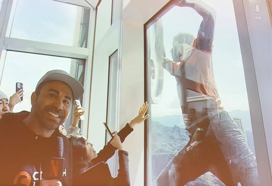 Guy taking selfie with Alex Honnold