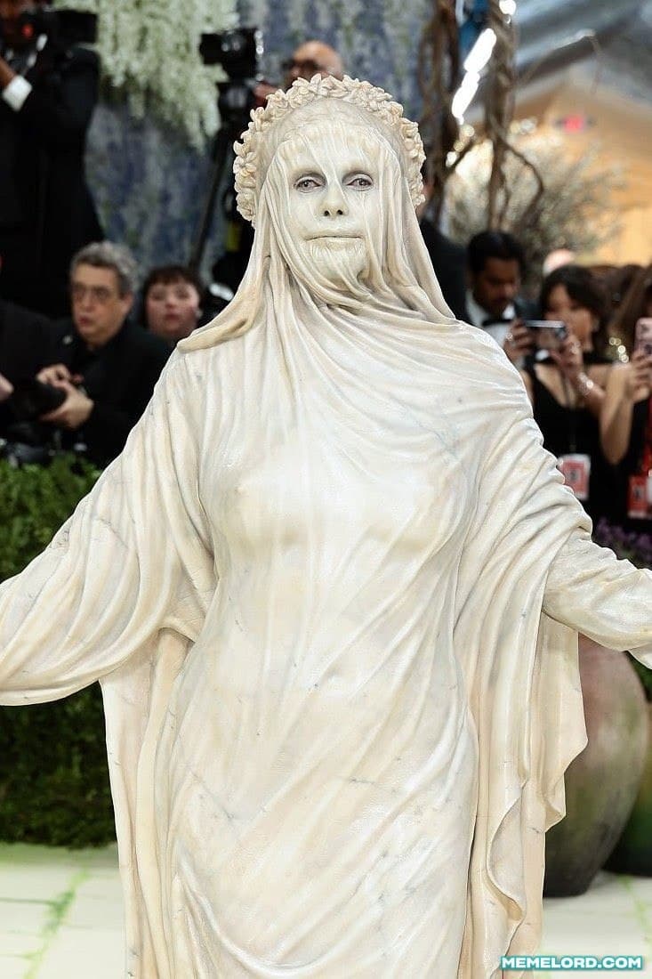 Heidi Klum as a living statue at the 2026 MetGala meme template