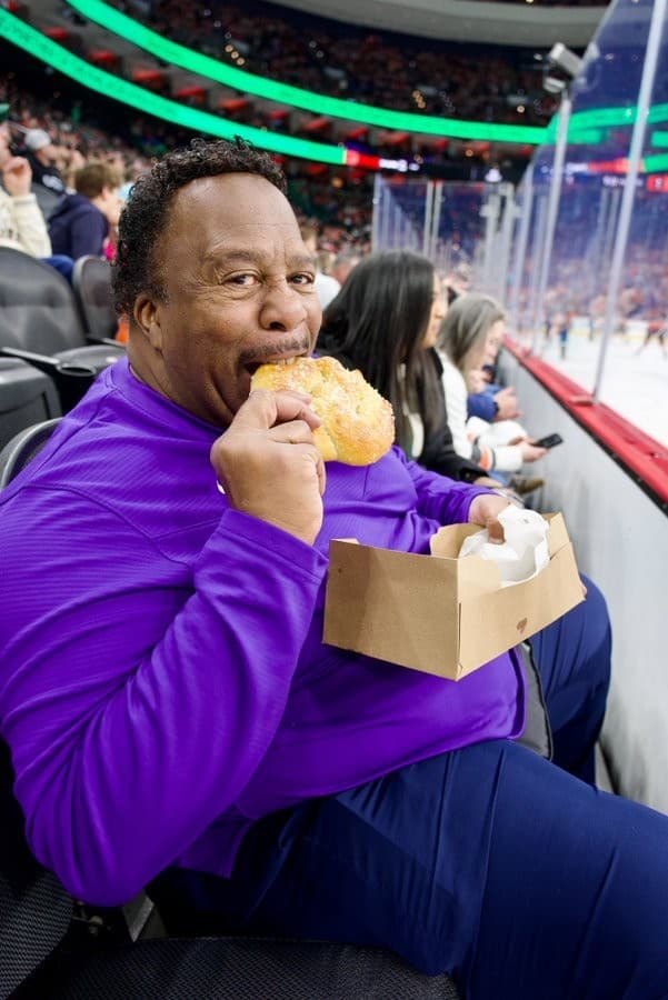 Leslie David Baker/Stanley eating a Pretzel - NHL
