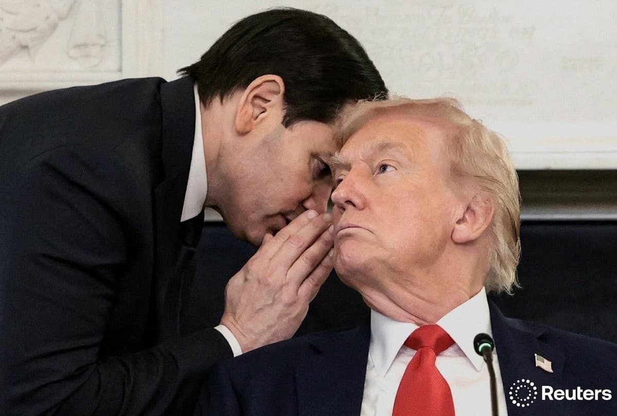 Marco Rubio Giving Note to Trump About Middle East