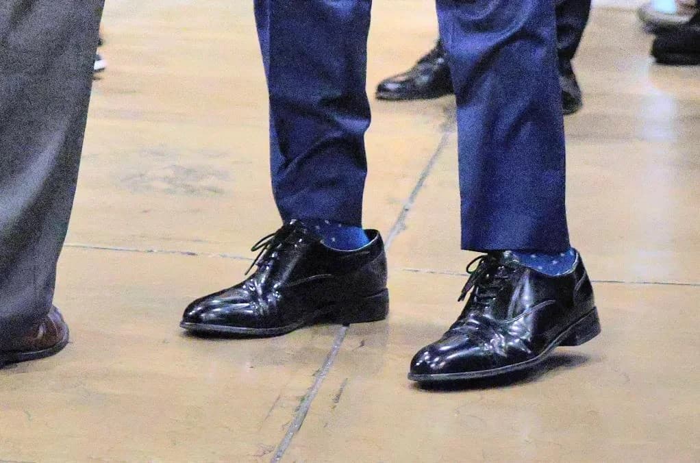Marco Rubio wearing oversized shoes that Trump ordered for him