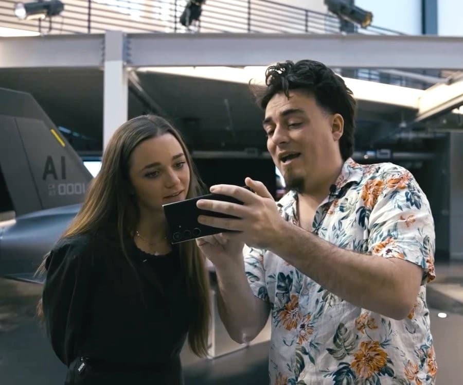 Palmer Luckey showing iPhone to Molly O'Shea